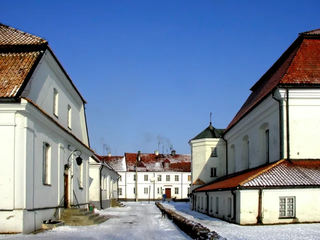 Mały Rynek w Tykocinie z widoczną synagogą