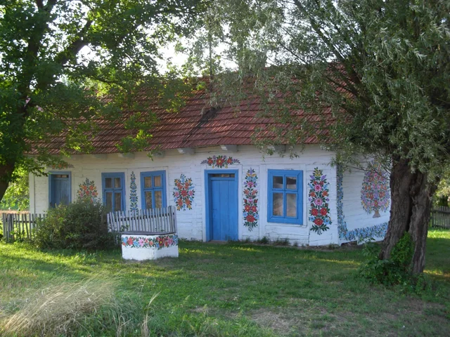 Chata ozdobiona malowanymi kwiatami w Zalipiu
